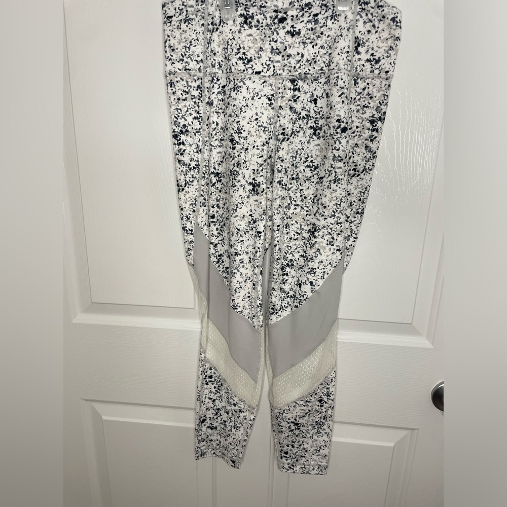 Athleta Sandstone Salutation 7/8 tights Size Medium